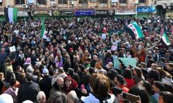 آلاف السوريين يتوافدون على الميادين احتفاء بانتصار الثورة